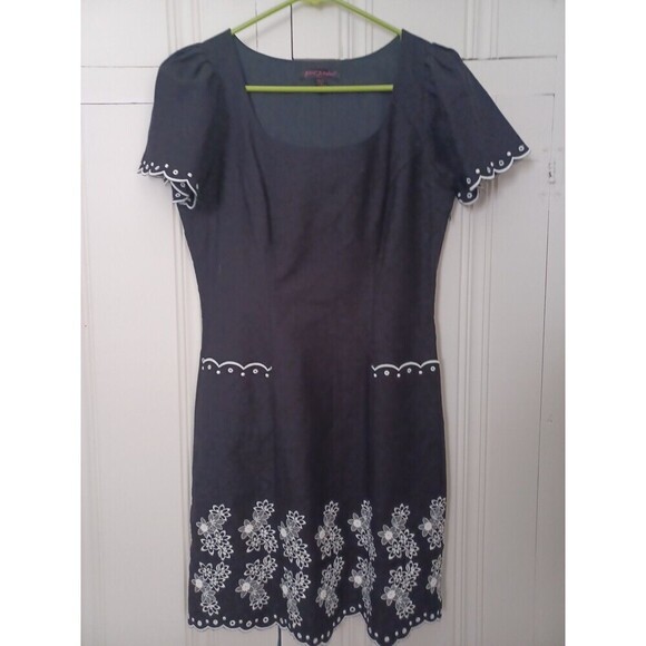 Betsey Johnson embroidered mini dress 4 black white flowers fitted preppy party - Picture 1 of 7